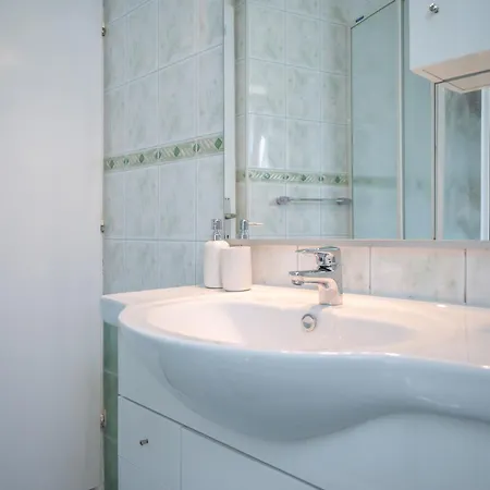 Sarah Kastel Novi
